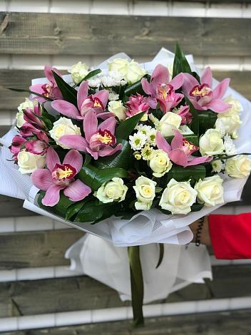 Букет цветов из: Розы и Хризантемы в Сухой Буйволе