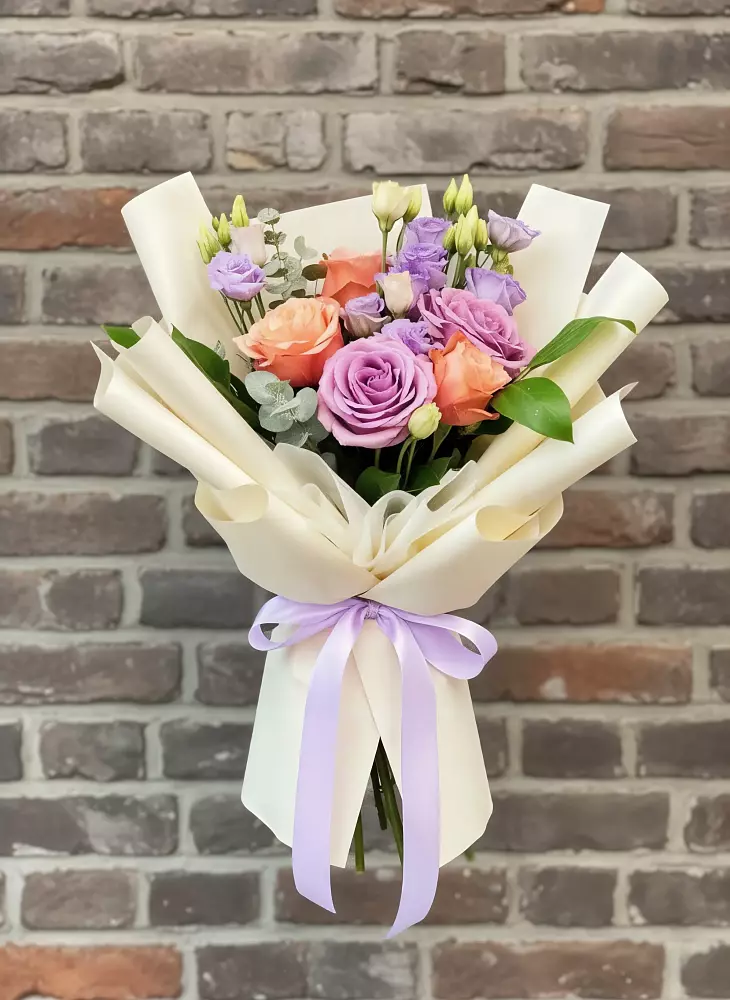 Букет цветов из: Лизиантусы и Розы в Сухой Буйволе