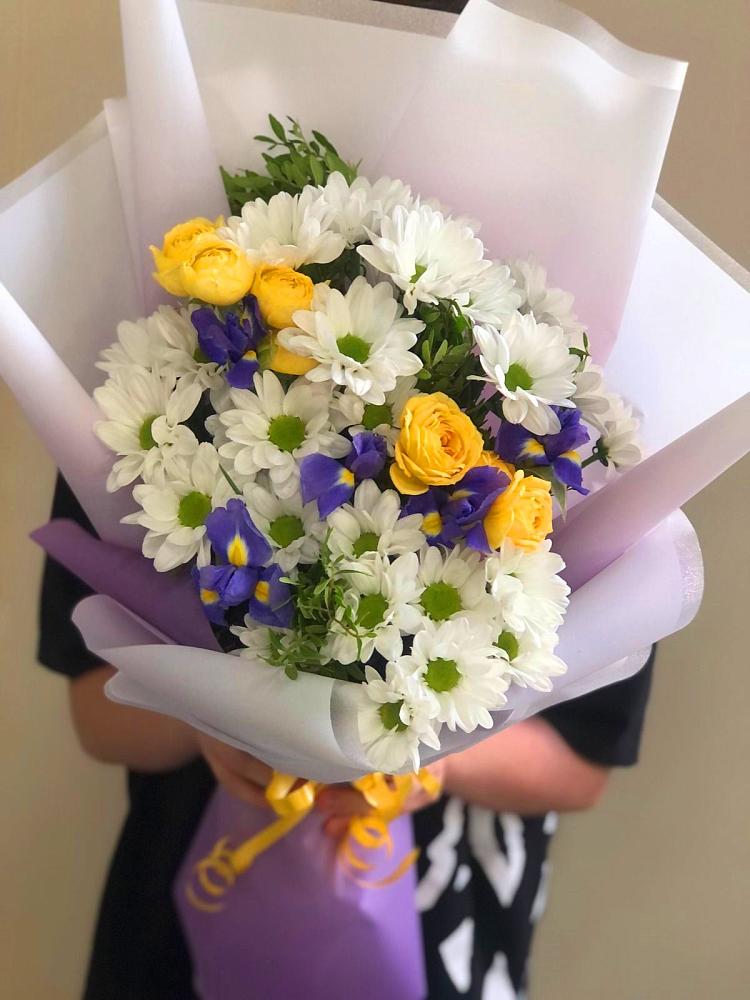 Букет цветов из: Ирисы, Хризантемы и Розы в Сухой Буйволе
