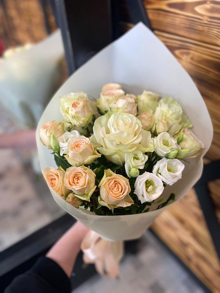 Букет цветов из: Розы и Лизиантусы в Сухой Буйволе